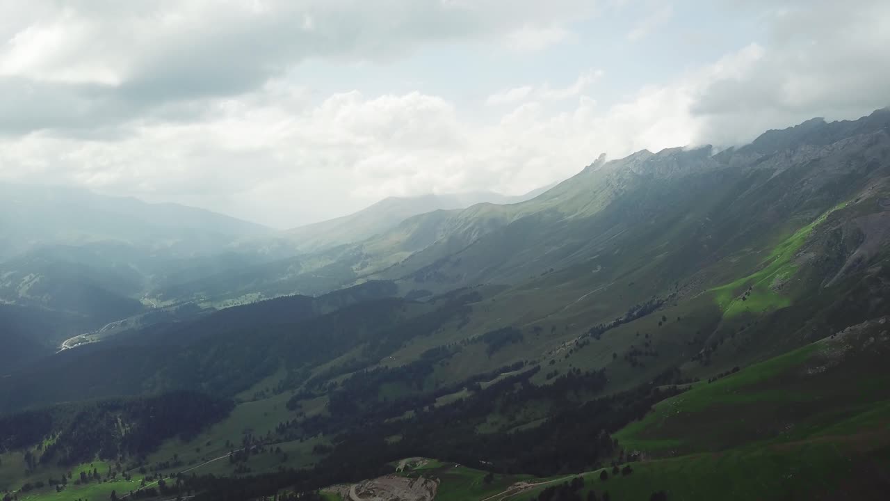 Il maestoso paesaggio della catena montuosa