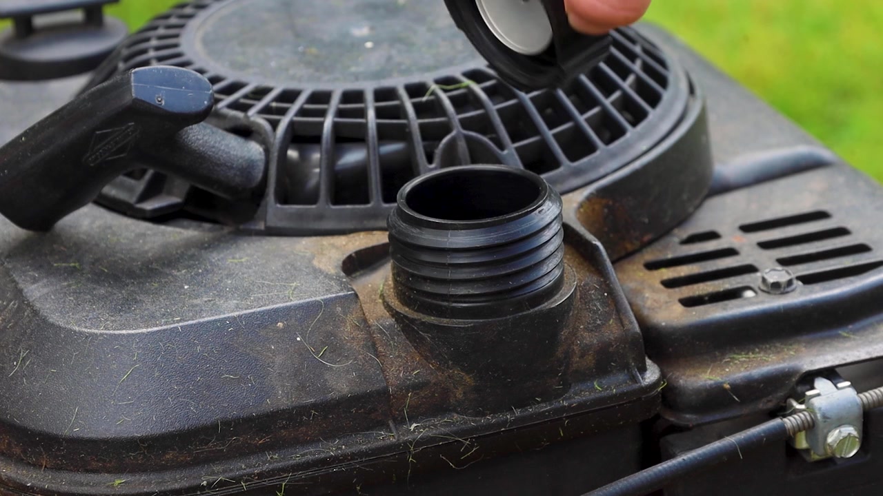 Video che mostra l'apertura del serbatoio del carburante di un tosaerba a spinta