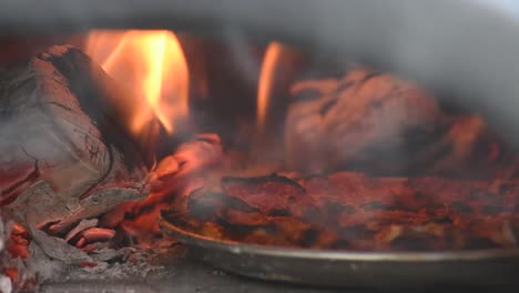 4K-Nahaufnahme-Eines-Pizzaofens-Im-Freien-Mit-Feuer,-Rauch-Und-Holzscheiten