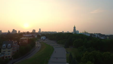 Stadtpark-Auf-Sonnenuntergangshintergrund.-Luftaufnahme-Kiewer-Höhlenkloster-Auf-Grünen-Hügeln