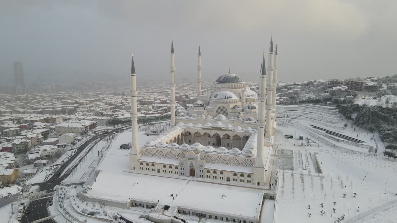 мечеть камлика в снегу