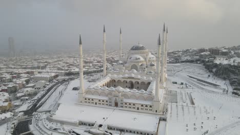 la mezquita de camlica en la nieve