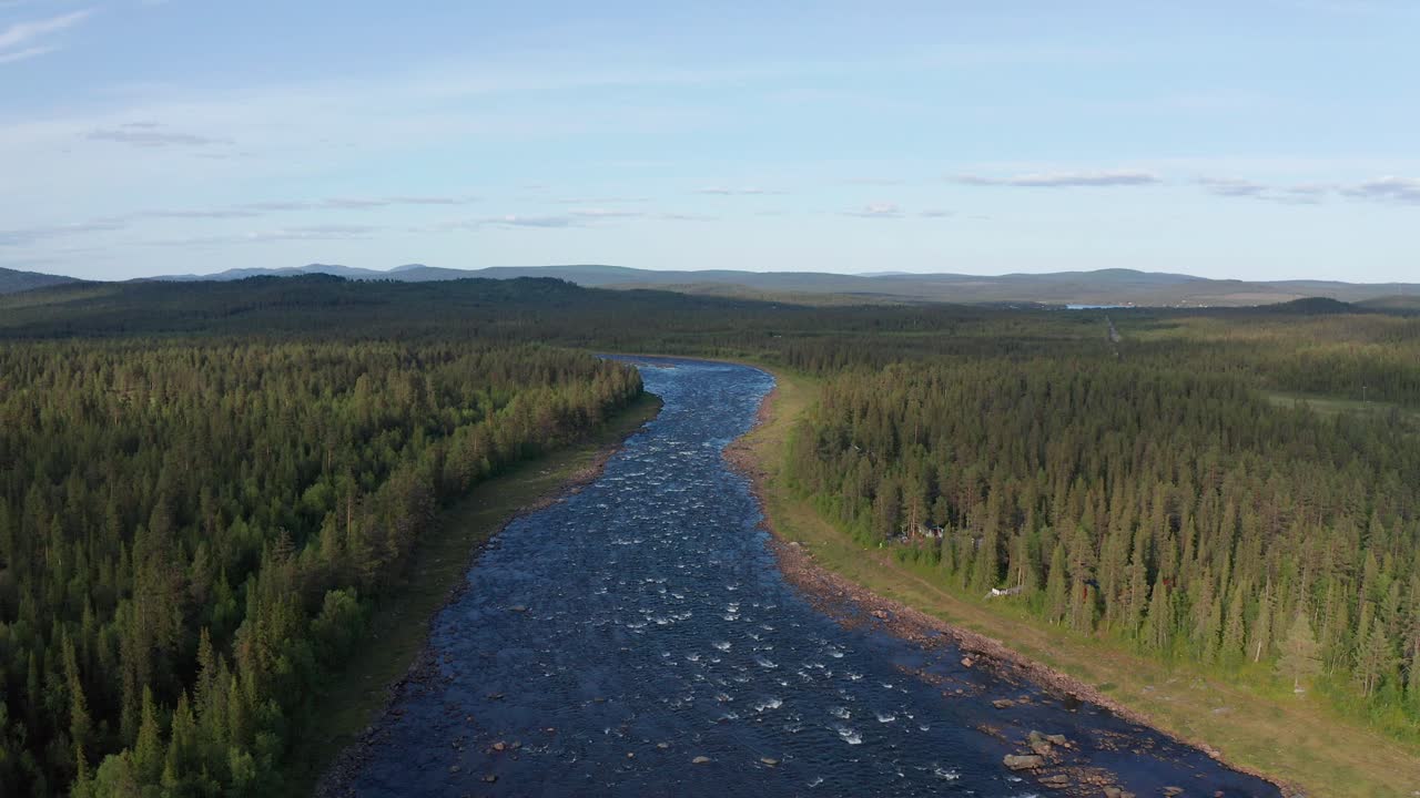 Dronekuva villistä joesta Pohjois-Ruotsissa, syvän metsän ympäröimänä.