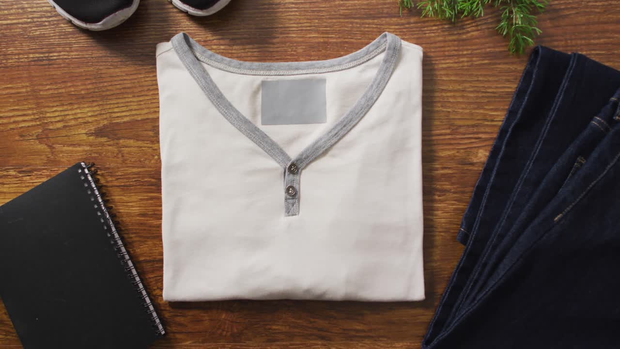 animación de rama de abeto y ropa sobre fondo de madera