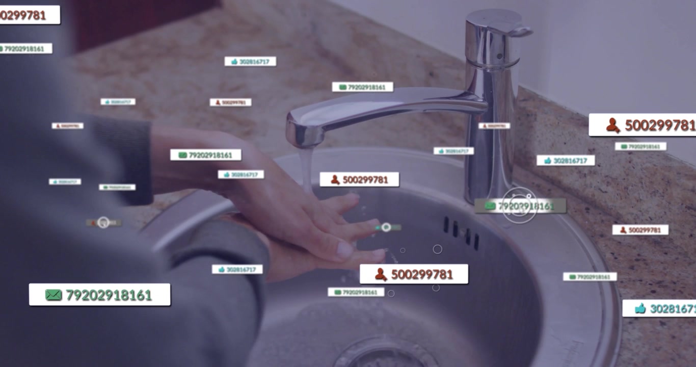 Kobieta odkręcająca kran i myjąca ręce w zlewie, śledząca wskaźniki danych higienicznych wokół palców.
