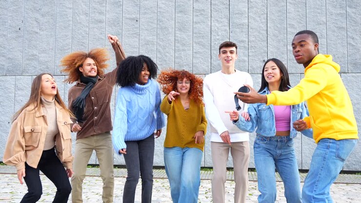 Un gruppo eterogeneo di giovani adulti che festeggiano e saltano all'aperto