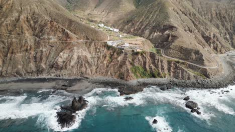 Vulkanischer-Sandstrand-Entlang-Der-Küste-Von-Teneriffa