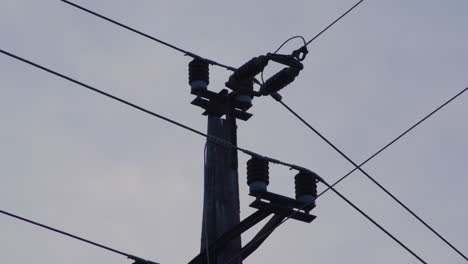 Primer-Plano-De-Una-Torre-De-Electricidad-Al-Amanecer.