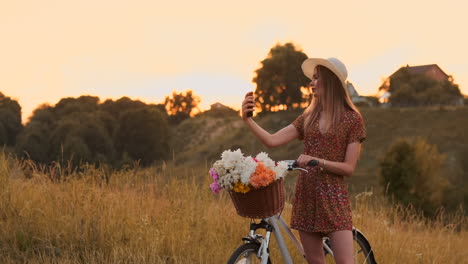 Ziemlich-Süßes-Mädchen,-Das-An-Einem-Sonnigen-Tag-Im-Park-Mit-Palmen-Neben-Ihrem-Fahrrad-Ein-Smartphone-Benutzt.-Hübsches-Mädchen,-Das-An-Einem-Sonnigen-Tag-Im-Park-Neben-Ihrem-Fahrrad-Ein-Smartphone-Benutzt.