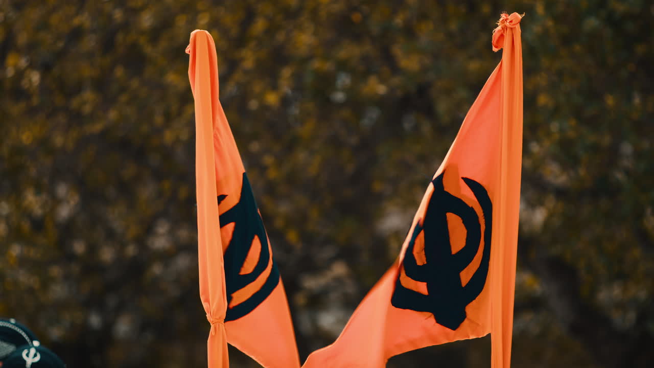 Sikh-religiøse symbolflag under indiske Vaisakhi-festligheder