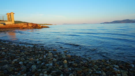 Playa-De-Un-Océano-Azul-Limpio-En-Hyeres-Francia