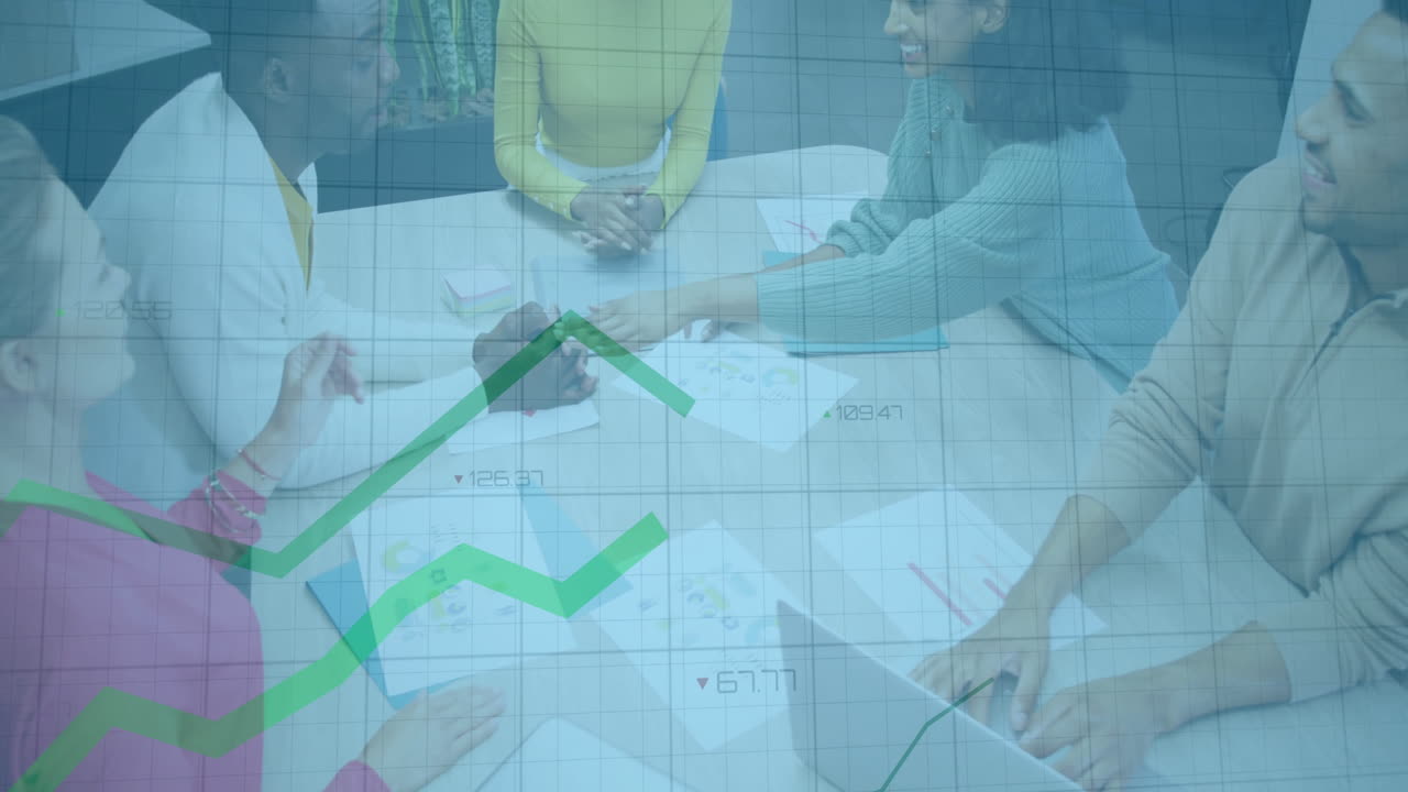 다양한 동료들이 사무실에서 일을 논의하는 금융 데이터 처리의 애니메이션