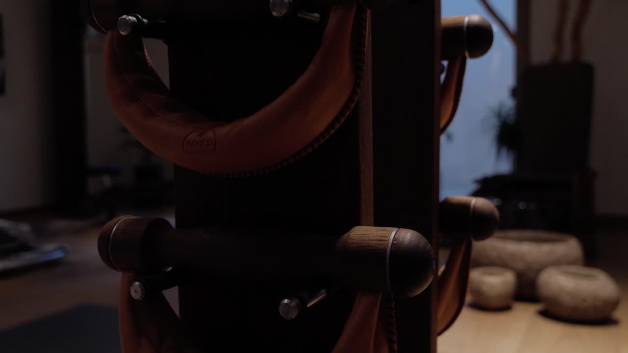 비어 있는 체육관 에서 럭비 파워 트레이닝 을 위한 특별 한 피트니스 무게