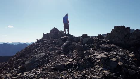 excursionista en el pico mirando desde atrás se acercó a kananaskis alberta canada