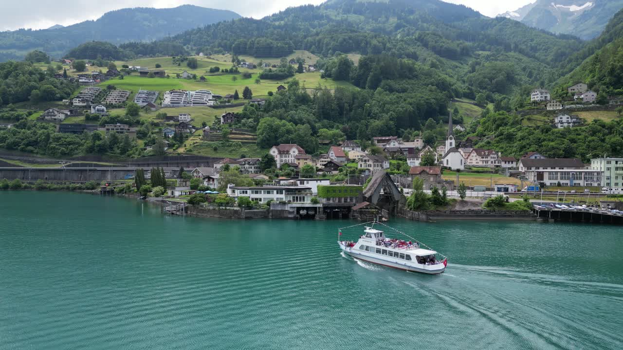 turistas de vuelta a las orillas del lago walensee después de disfrutar de un crucero en barco