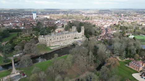 Warwick-Castle-Warwickshire-Uk-Drone,-Revelación-De-Retroceso-Aéreo