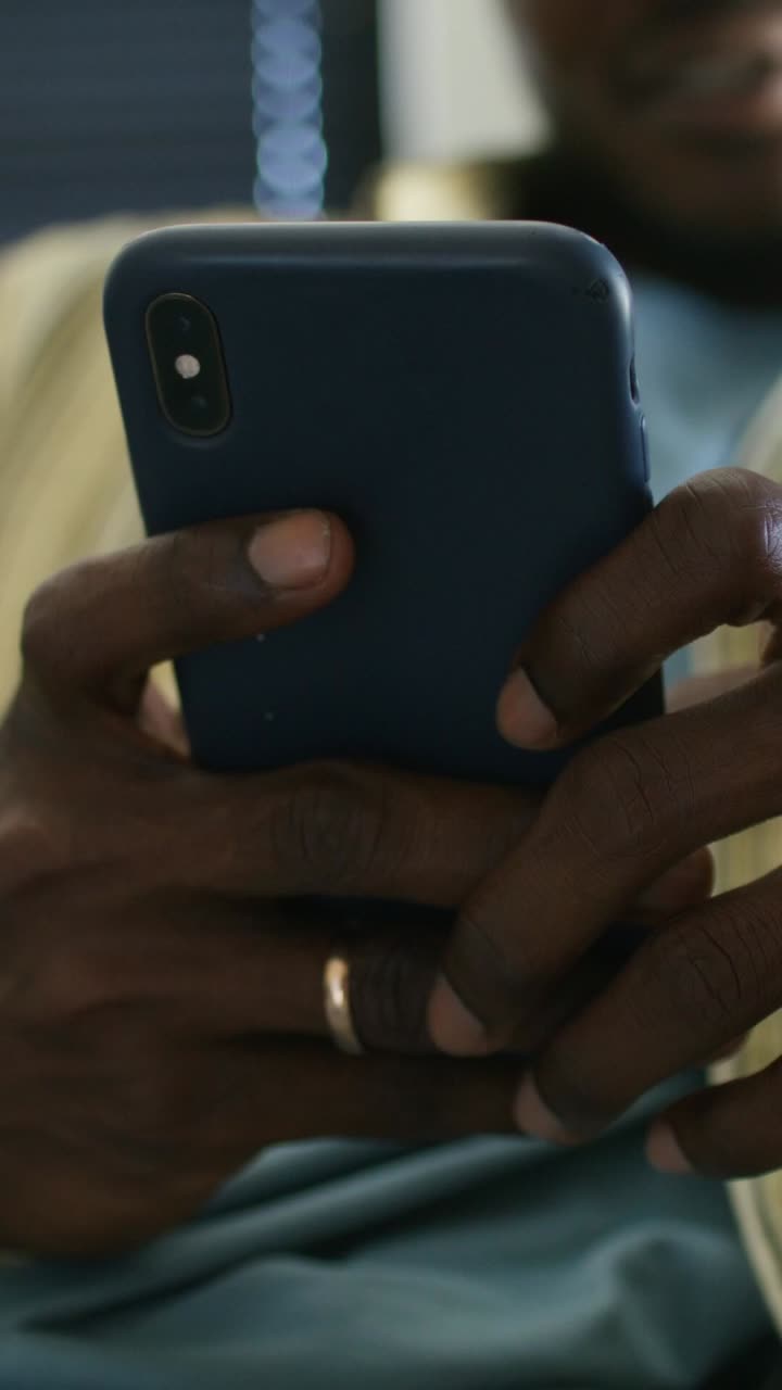 hombre usando teléfono inteligente