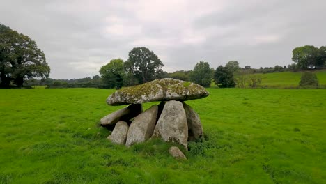 Toma-Panorámica-Del-Dron-En-El-Dolmen-De-Haroldstown