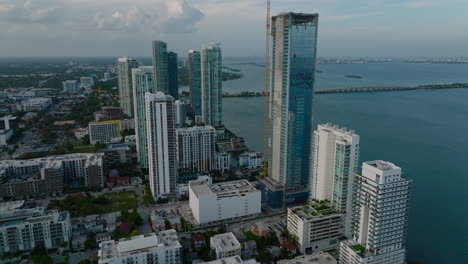 Imágenes-De-Diapositivas-Y-Panorámicas-De-Edificios-De-Apartamentos-Altos-En-El-Paseo-Marítimo-De-La-Bahía.-Vista-Aérea-Después-Del-Atardecer.-Miami,-Estados-Unidos