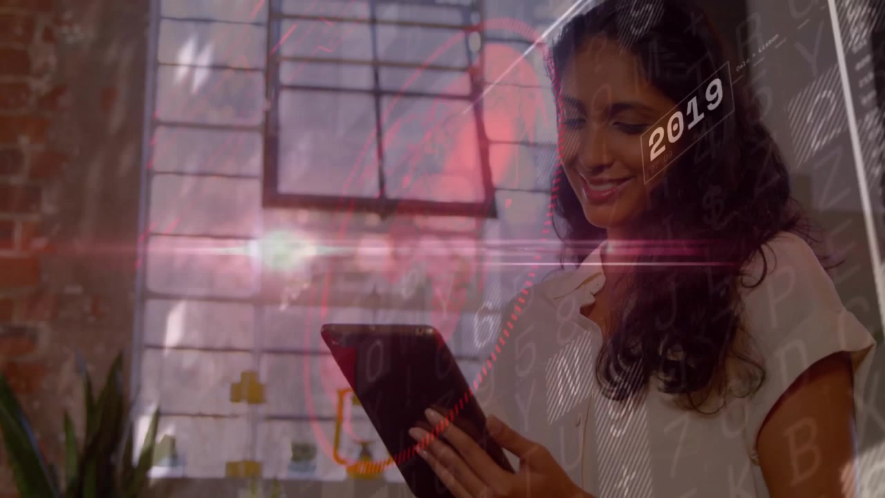 Donna che tocca lo schermo di un tablet in ufficio esaminando i dati aziendali tramite grafici a linee digitali che scorrono le date