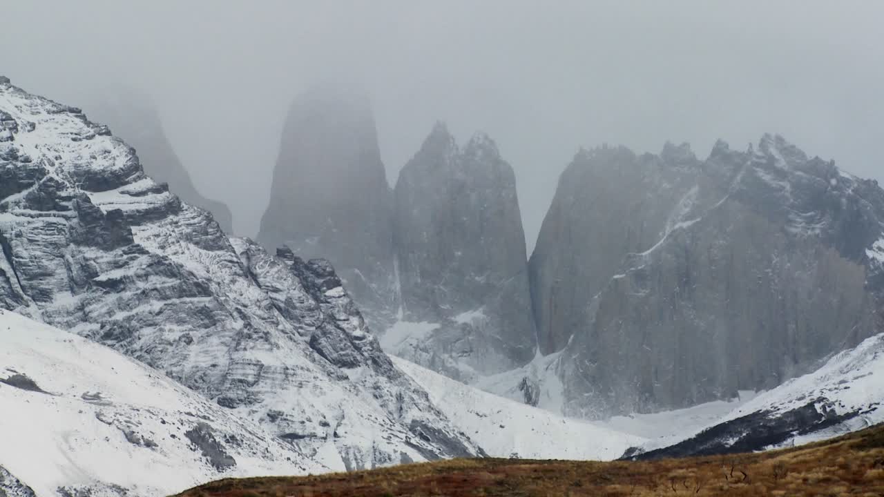 Le maestose cime montuose di Torres del Paine in Argentina 1.