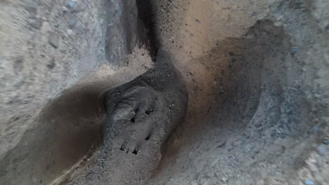 un dron vuela hacia arriba a través de una ranura estrecha en las formaciones rocosas únicas del cañón afton, en el desierto de mojave de california