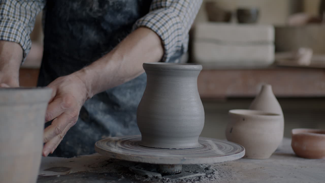 도자기 예술가 가 바 에 점토 를 형성 하고 있다