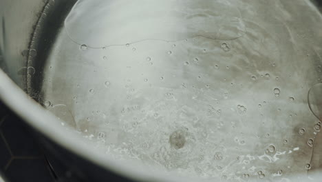 fotografía de cerca de la destilación de alcohol en un recipiente de acero, proceso industrial de producción de ginebra en una destilería