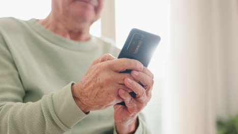 persona de edad avanzada, manos de parkinson