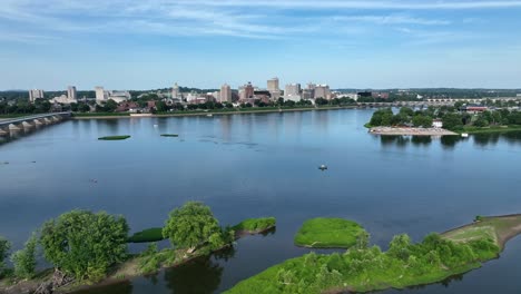 Harrisburg,-Pennsylvania---4.-Juli-2022:-Eine-Luftaufnahme-Der-Stadt-Harrisburg-Von-Der-Anderen-Seite-Des-Susquehanna-River-In-Der-Nähe-Der-Stadtinsel