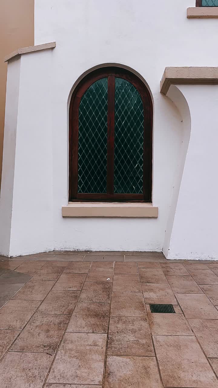 edificio exterior con ventana de arco y cono de seguridad