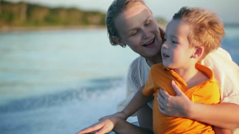 Mutter-Und-Sohn-Genießen-Die-Seefahrt-Mit-Dem-Boot