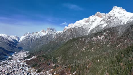 Amplia-Vista-Aérea-De-Drones-De-Montañas-Con-Nieve-En-Invierno