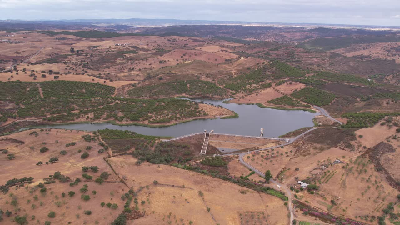 vista aérea de la presa en zona rural, alentejo