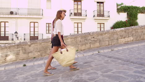 una joven pareja caminando juntos de vacaciones en ibiza, españa, filmado en r3d