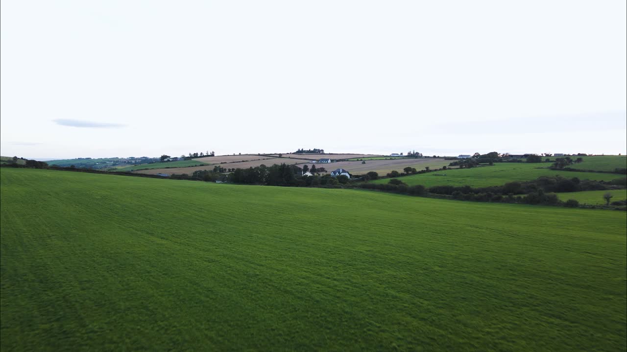 Bellissimi campi della campagna di Kenmare nella Contea di Kerry, Irlanda - Volo di drone aereo.