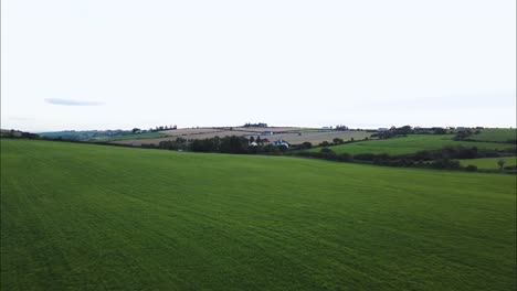 Wunderschöne-Landschaftsfelder-Von-Kenmare-In-Der-Grafschaft-Kerry,-Irland---Drohnenflug-Aus-Der-Luft