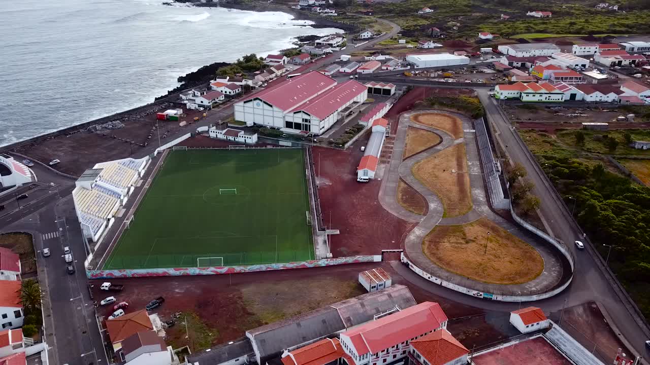 imágenes aéreas de un campo de fútbol y una pista de carreras en la ciudad de madalena en pico island, azores