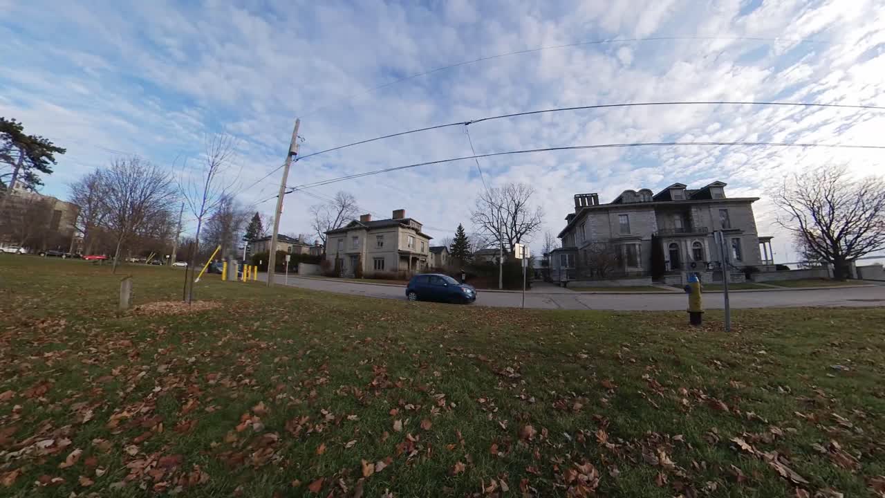 lapso de tiempo hacia el parque de la ciudad vista de ángulo bajo