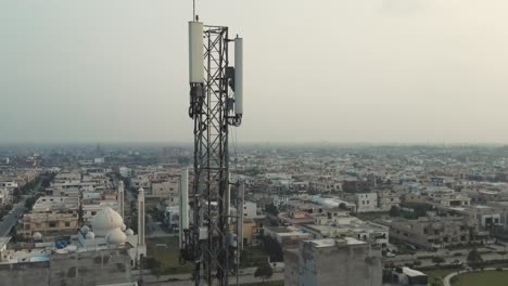 Vista-Aérea-De-Torres-De-Redes-Móviles-En-Pakistán.