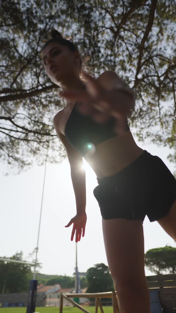 mujer haciendo ejercicio al aire libre