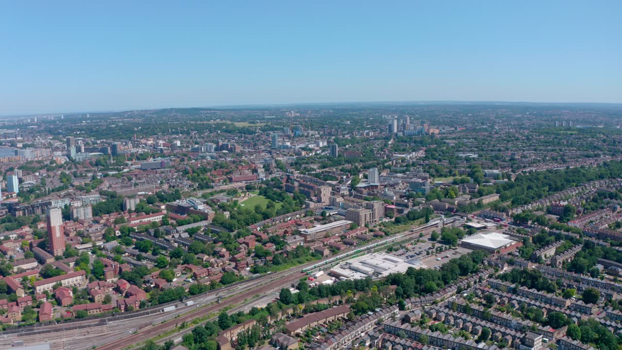 Ripresa con drone sopra treni British Rail nel sud di Londra in una giornata di sole.