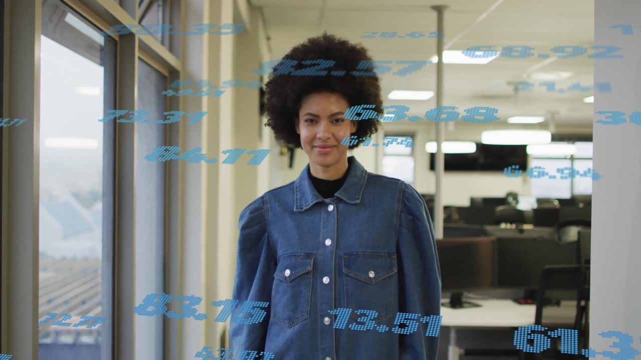 animación del procesamiento de datos financieros sobre una mujer de negocios biracial en la oficina