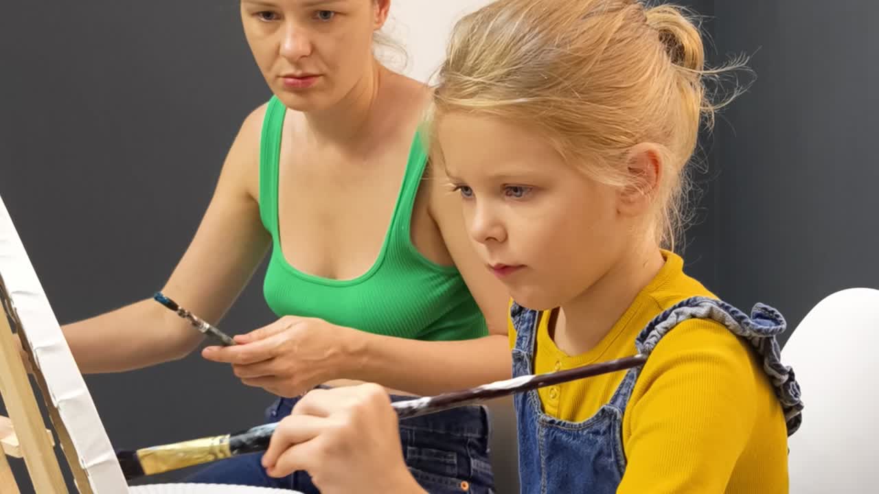 어머니와 딸이 함께 그림을 그리는 것