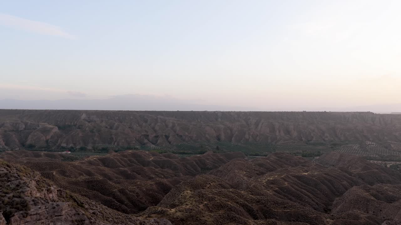 Vasto paesaggio arido del canyon