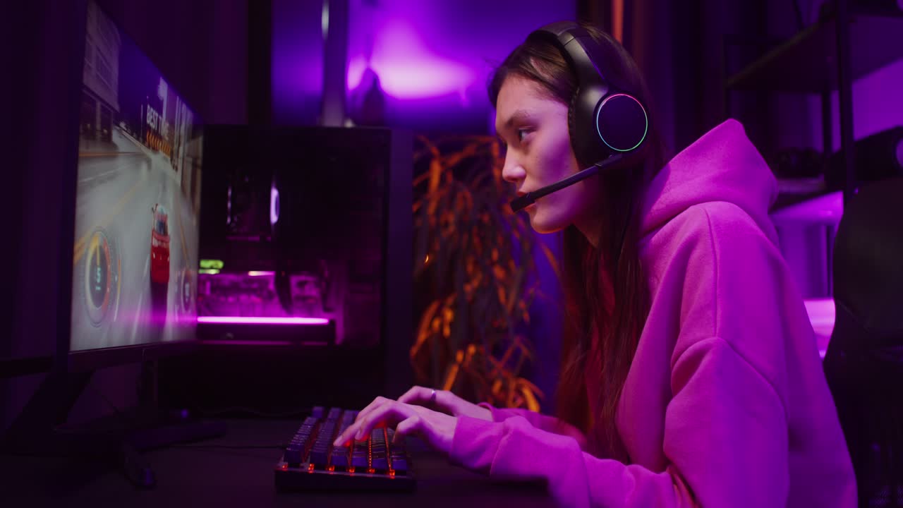 Donna che gioca online ai videogiochi
