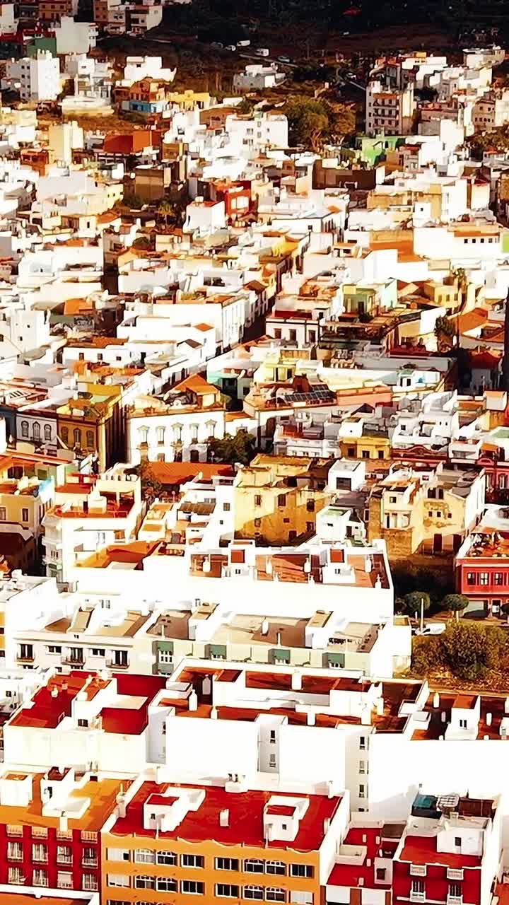 Panorami urbani di Gran Canaria con edifici e chiesa in Spagna.