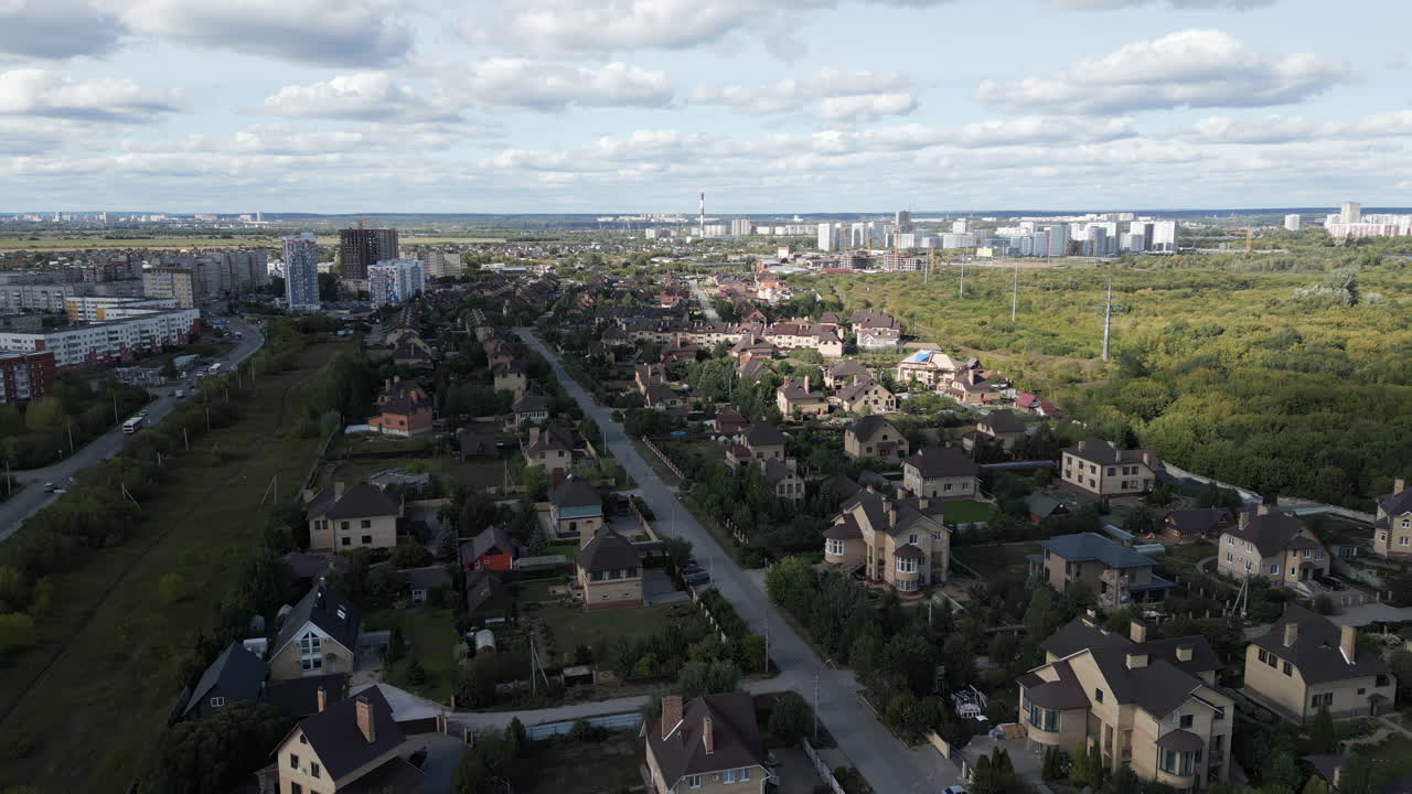 Вид с воздуха на пригородный жилой район
