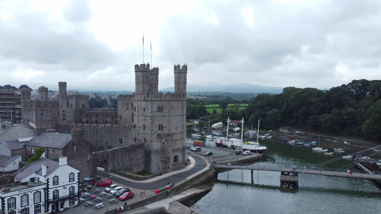antiguo caernarfon castillo galés puerto ciudad vista aérea medieval frente al mar punto de referencia creciente órbita derecho