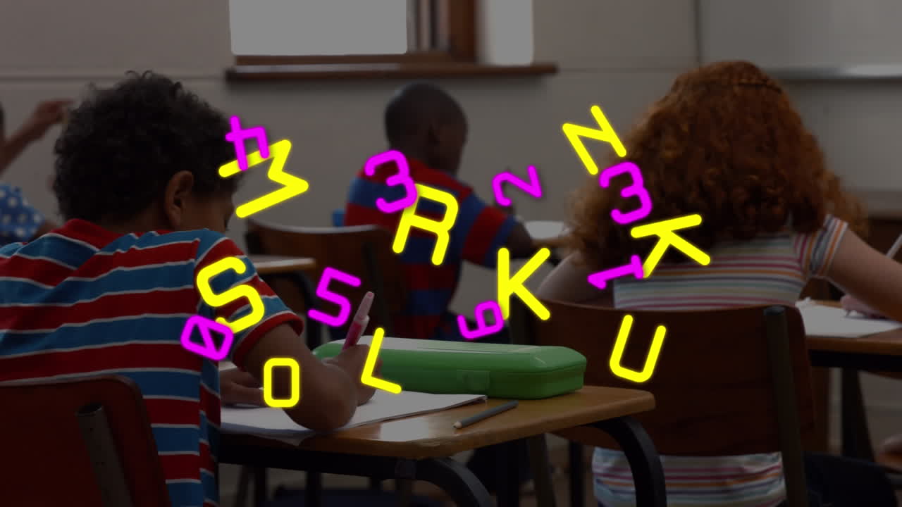 animación de números y letras de colores sobre un grupo de niños sentados en el aula escribiendo